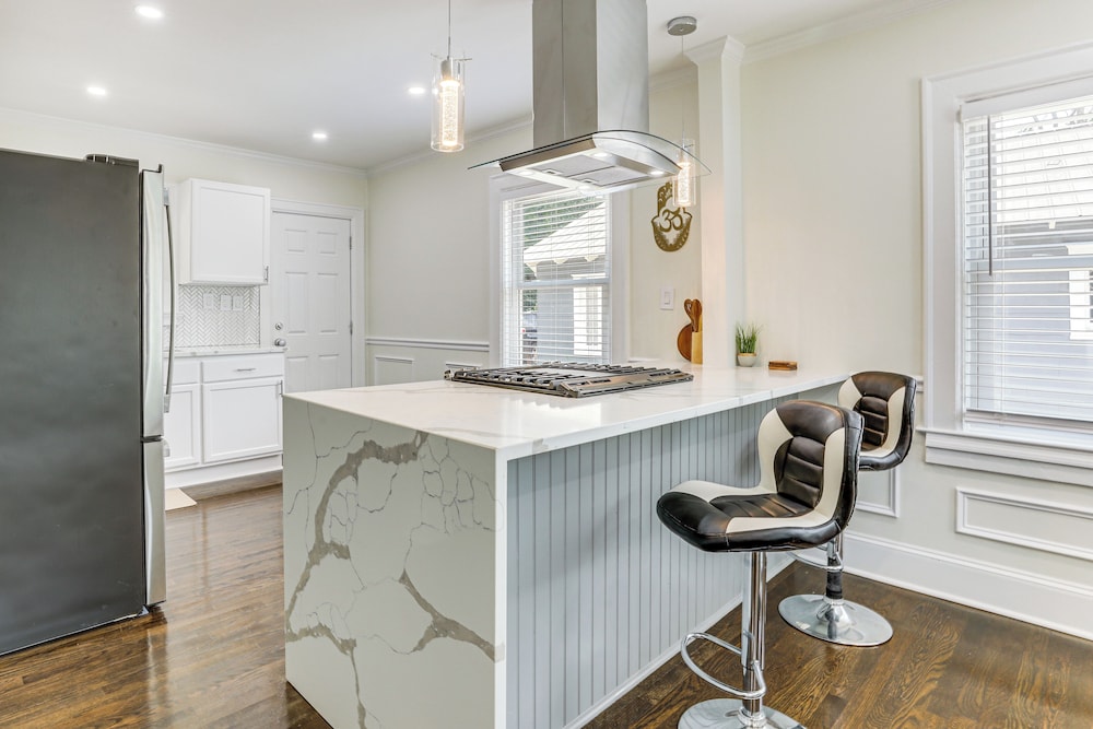 4 Mi to Aquarium & Arenas: Modern Atlanta Home