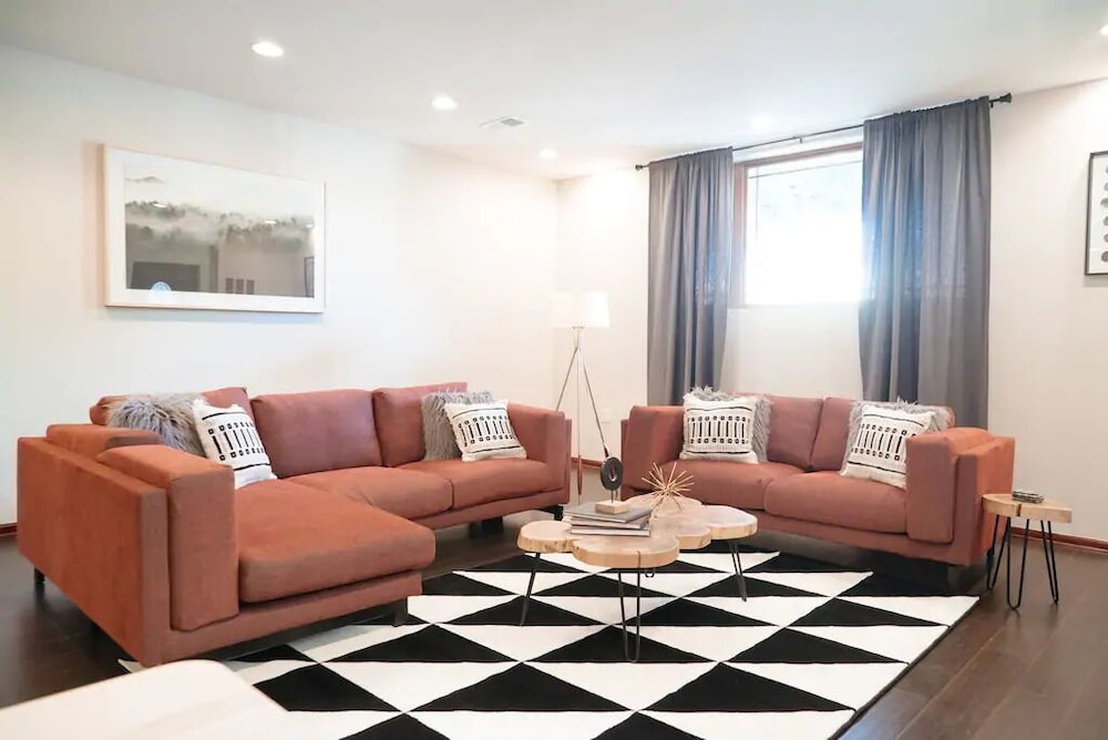 2BR Apt - Central Modern