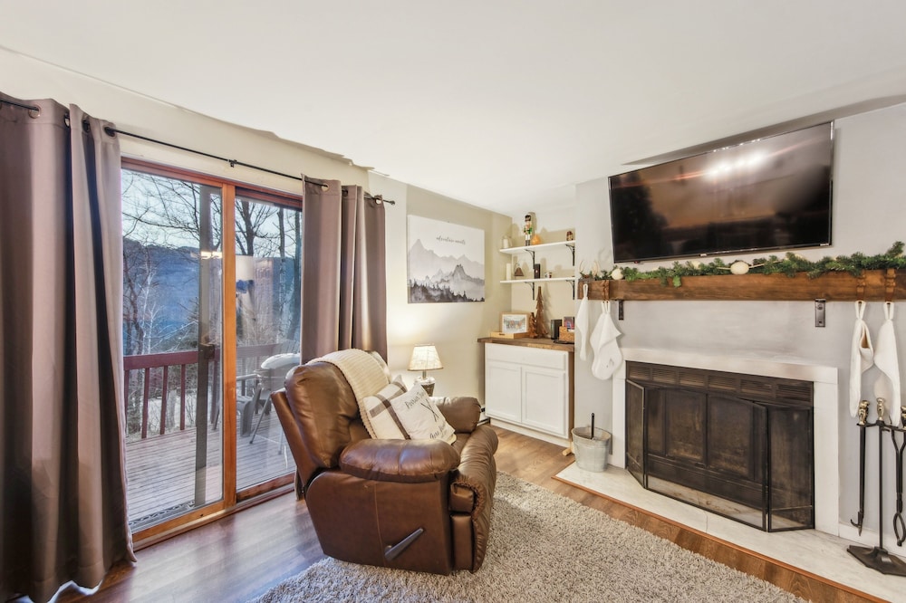 Hedges 7j - Comfortable Mountain Retreat 3 Bedroom Townhouse by The Summit at Gore Mountain