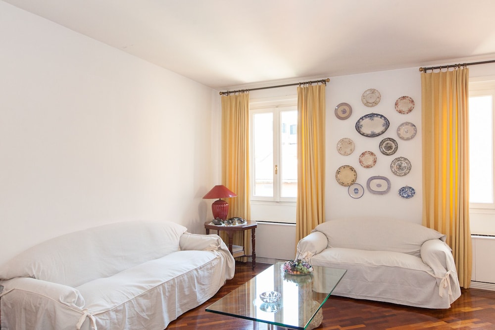 Beautiful Roman Apartment Next To Trevi Fountain