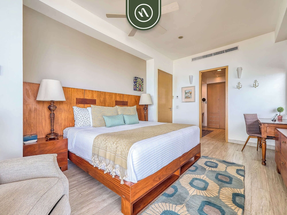 Luxury 4 BR Condo - Private Beachfront Deck With Pool