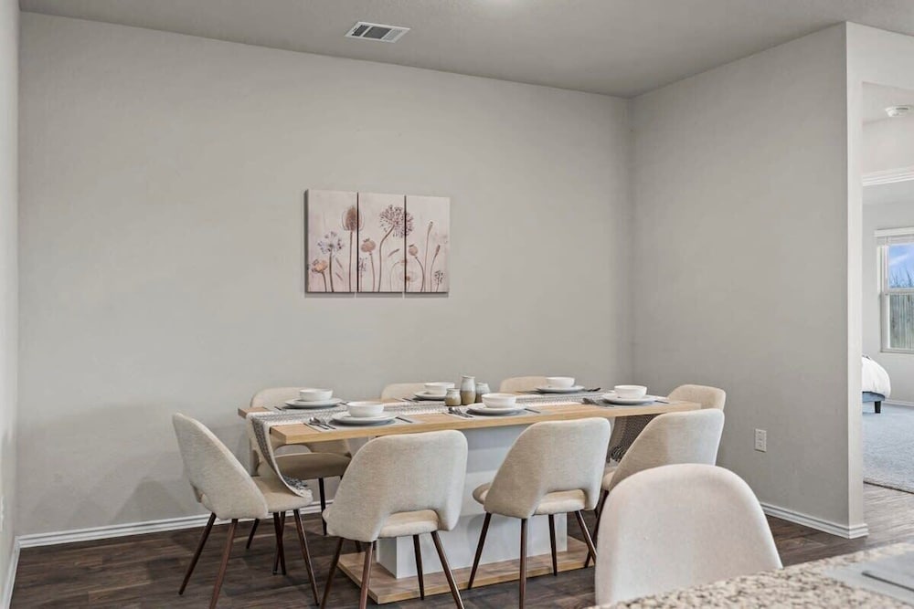@ Marbella Lane - Amazing 4BR Lakeview Home