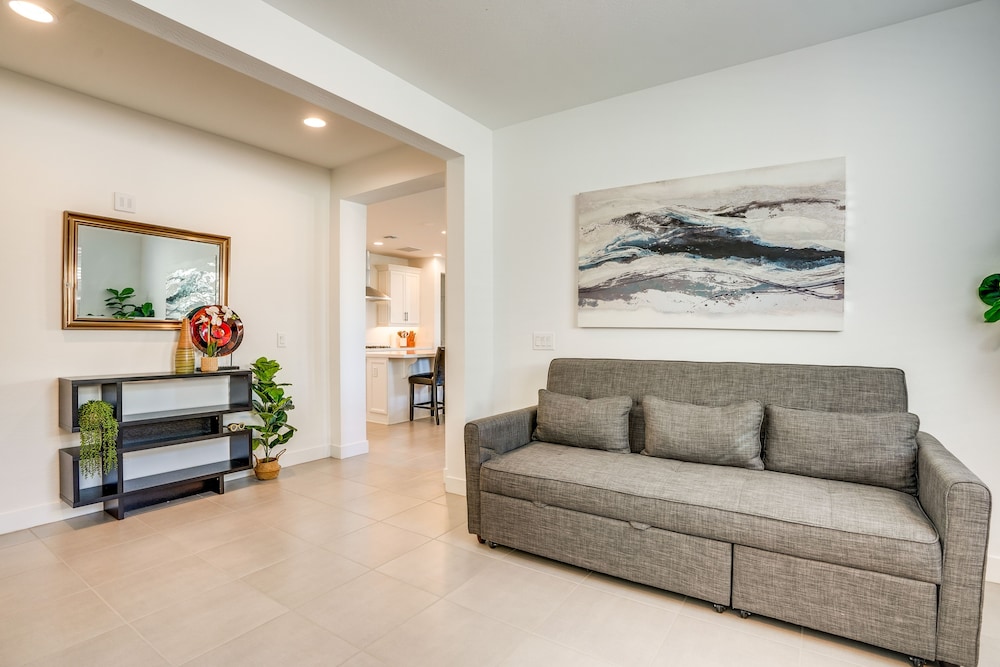 5 Mi to Westgate: Newly Built Glendale Home