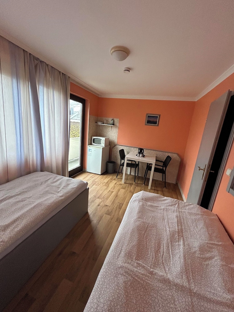 2-Rent Group Hostel Rooms AUB162