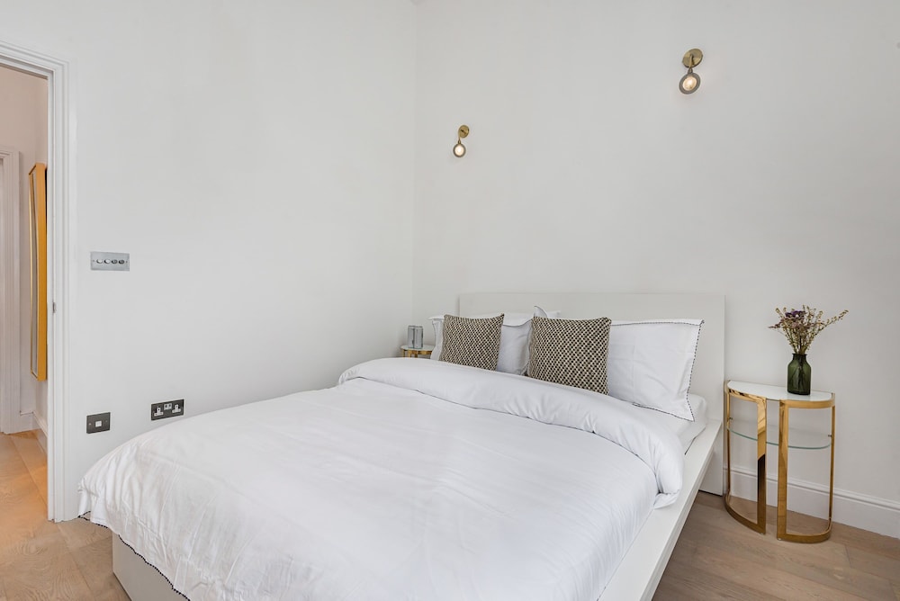 Lady on the Lane- 2 bed Primrose Hill - by Out of Office Lifestyle