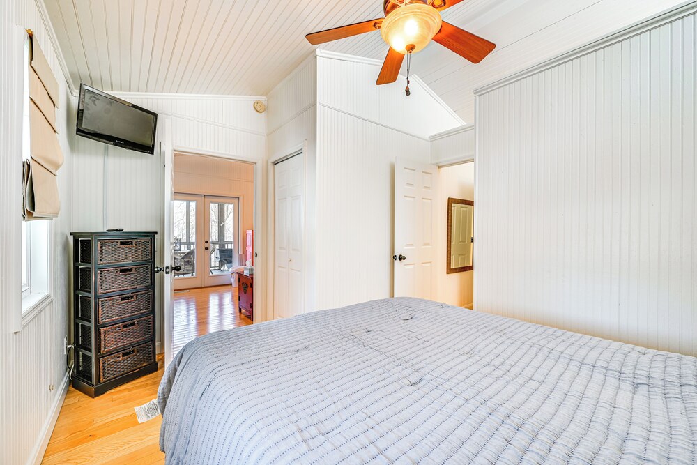 Nolin Lake Gem: Waterfront Retreat w/ Balcony!