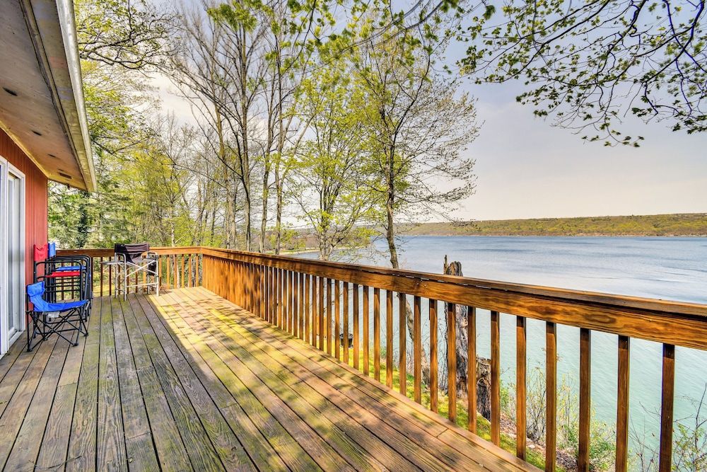 < 1 Mi to State Park: Trumansburg Cottage w/ Deck!