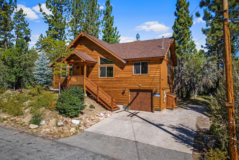 Hotel Mountain Air by Avantstay Stunning Log Cabin in Big Bear w/ Pool Table - Image 1