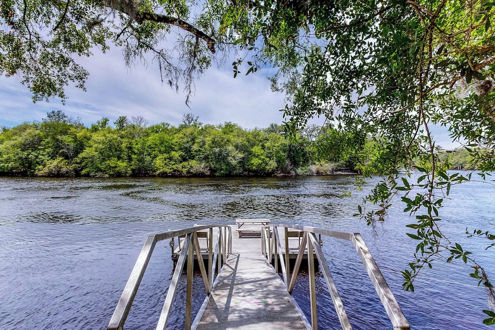 Beautiful, Waterfront log Home w/ Nature Views