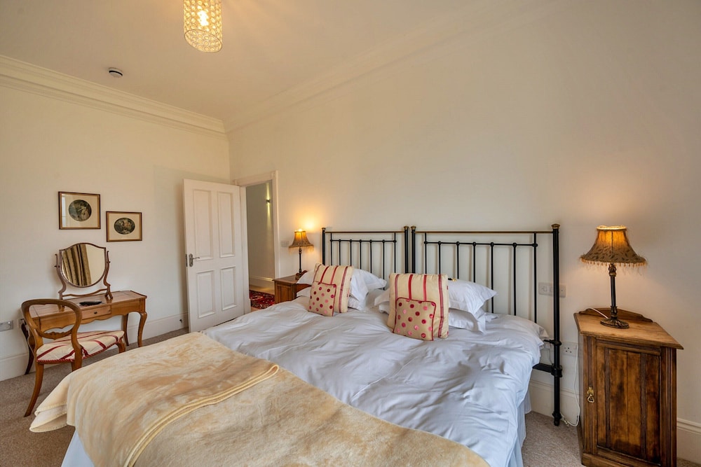 Self-catering Retreat With Pool, hot tub