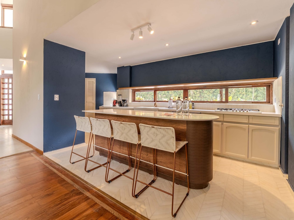 w Incredible 5BR House w Jacuzzi in El Poblado