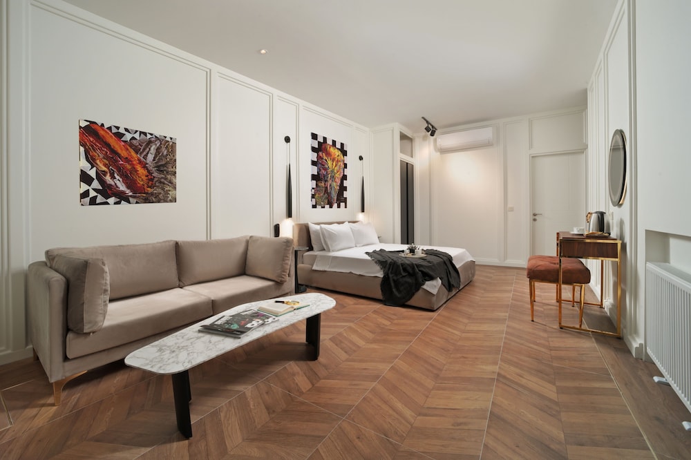 Gatto Suites & Residence