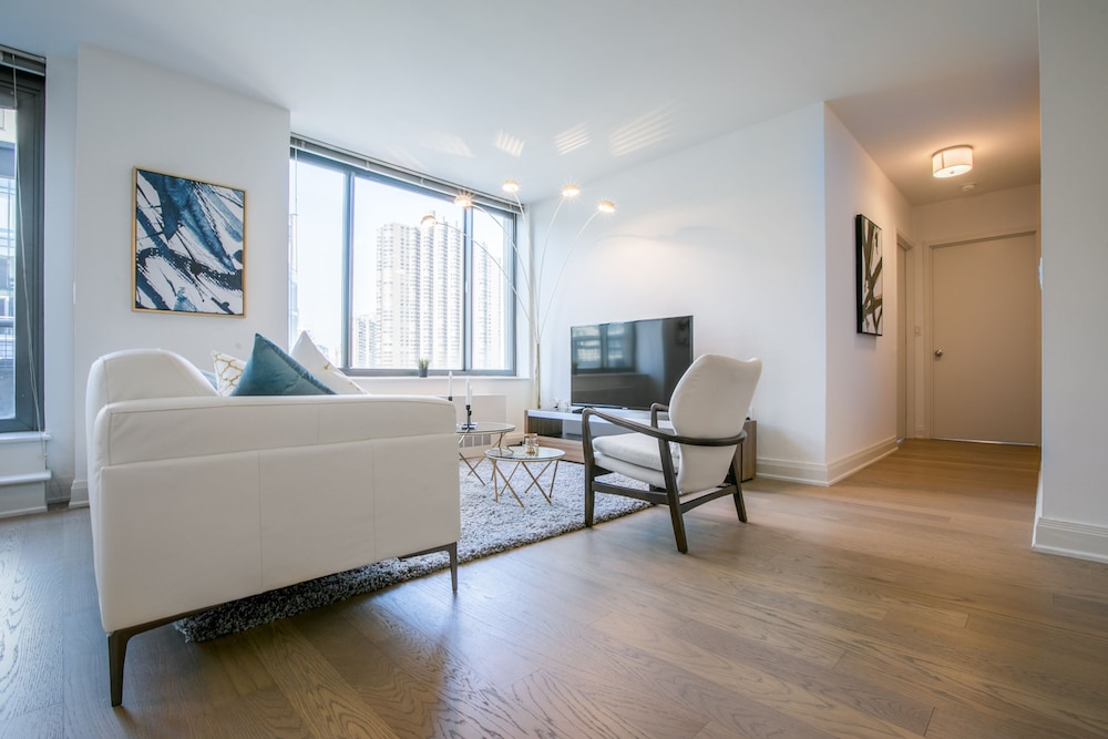 Bright 2 Bedrooms 2 Bathrooms Unit With Balcony