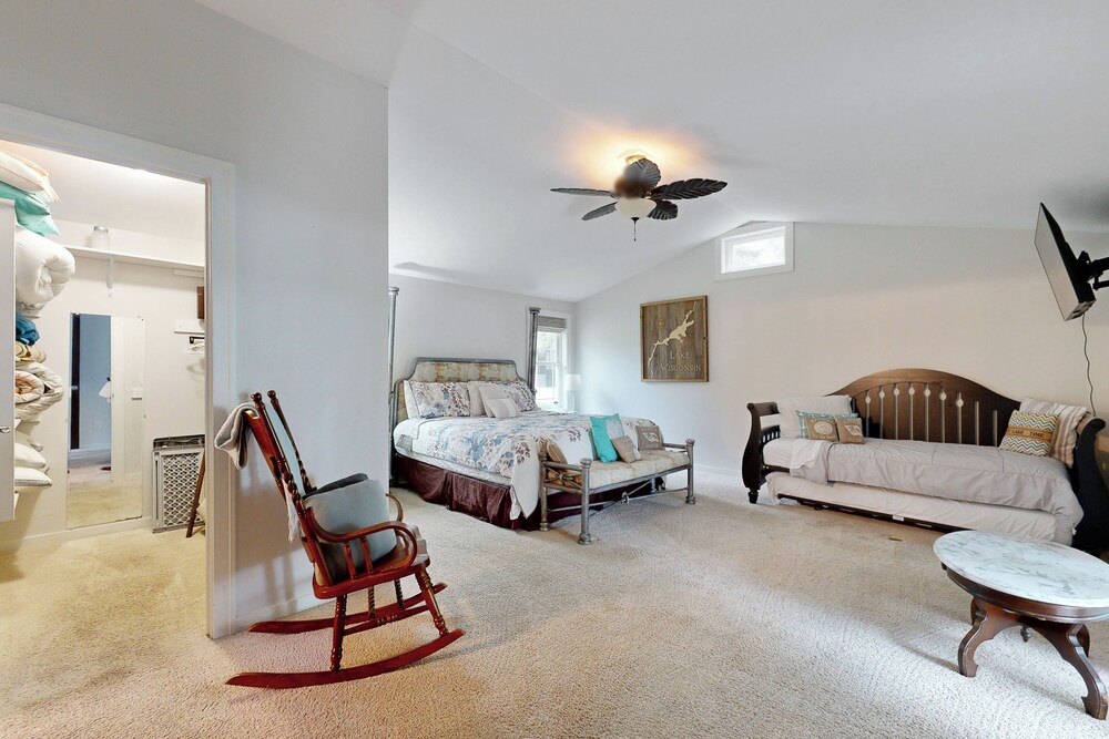 4 BR Tranquil Lakefront Retreat w/ Fire Pit