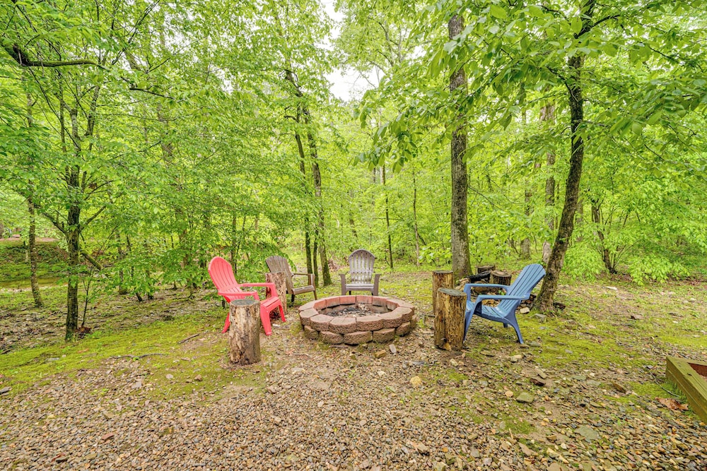 Private Hot Tub & Deck: Woodsy Broken Bow Retreat