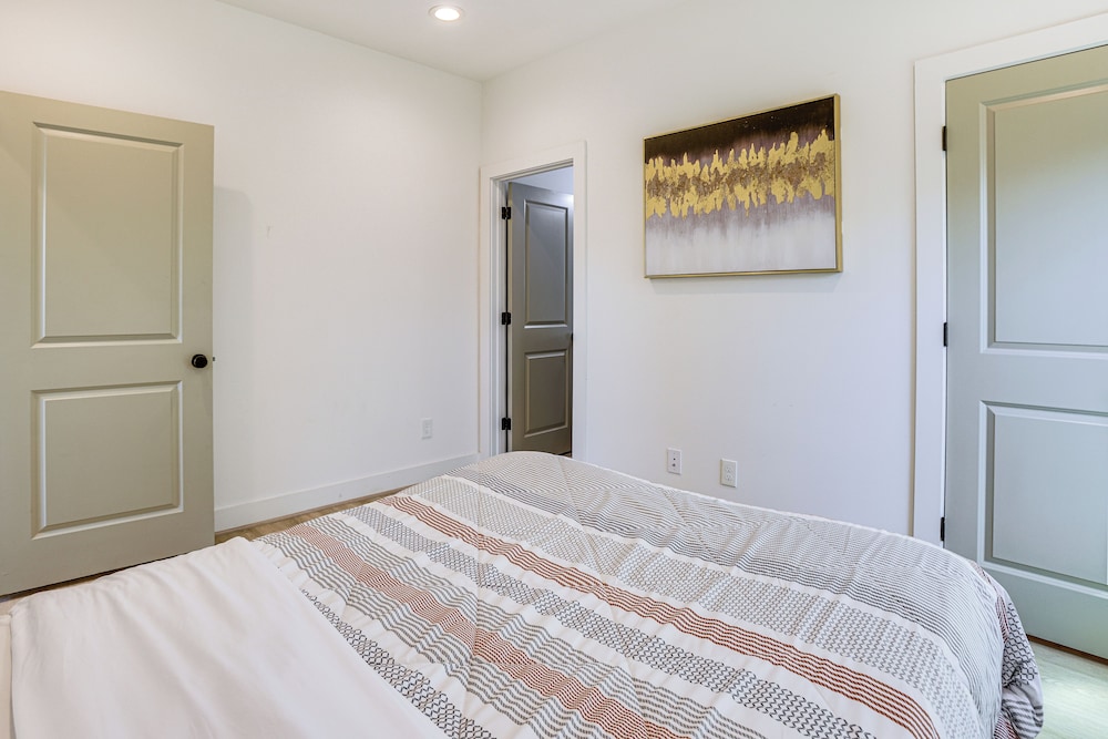 Your Houston HQ! Modern Unit w/ Yard & Workspace