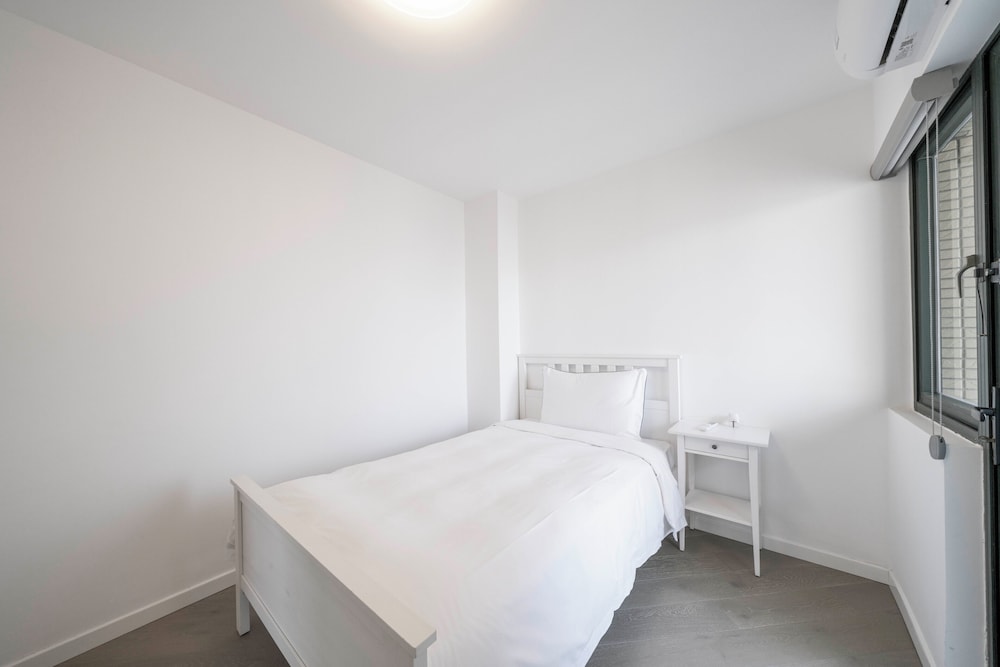 Tyms Elegant 4BR 2BA Apt Xujiahui Malls