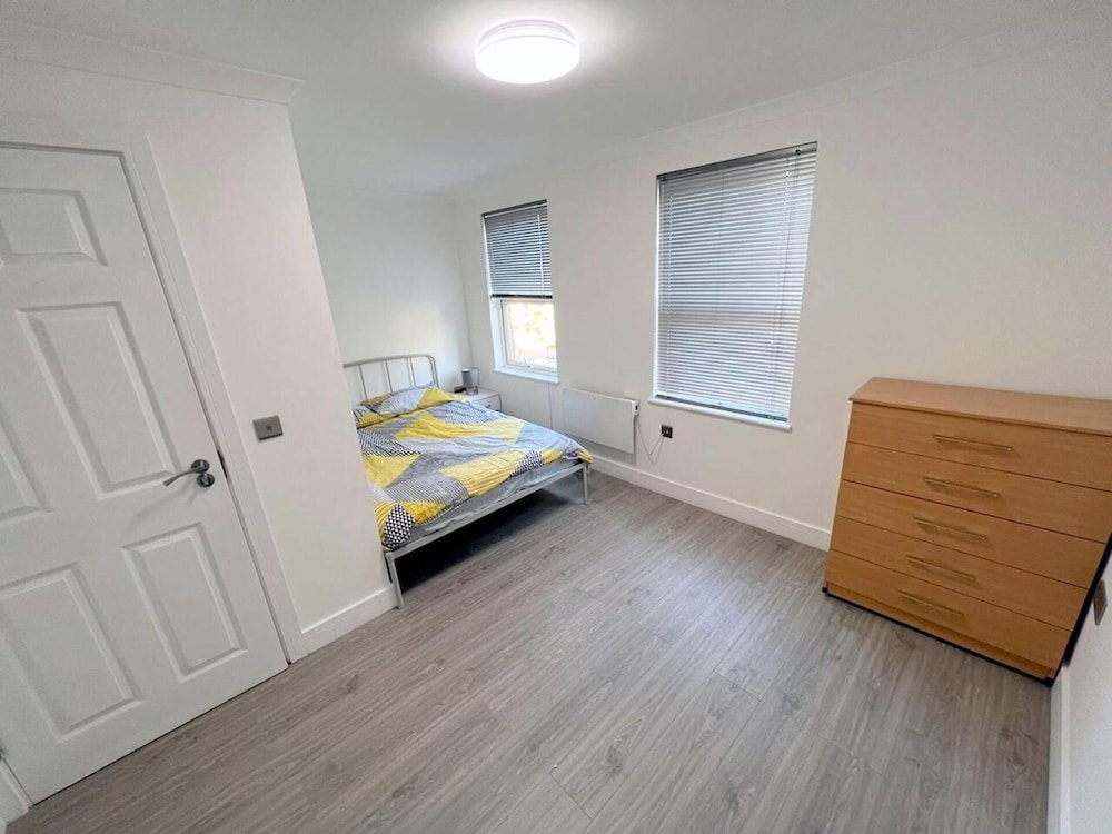 New 5-bed & 4 Bathroom House in Croydon view 3