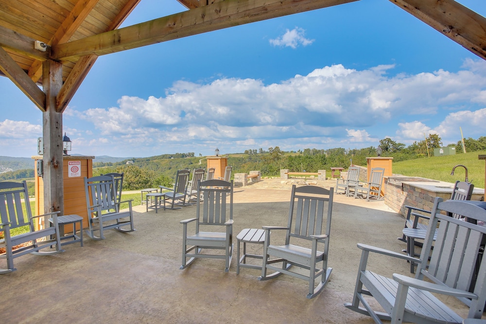 Dale Hollow Lake Views & Hot Tub: Tennessee Escape