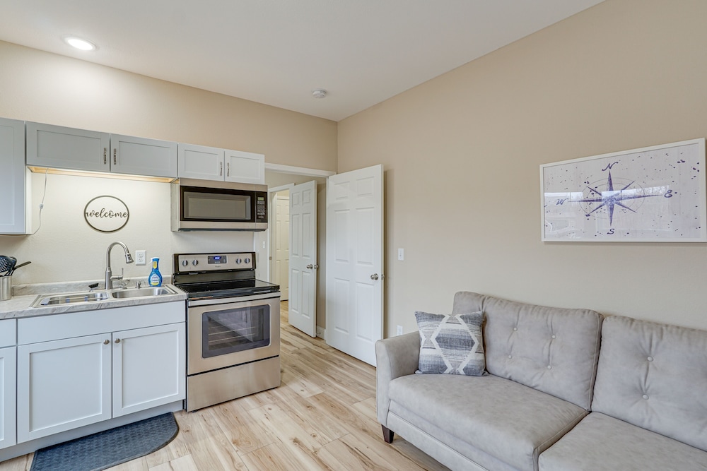 Lake Ozark Apartment w/ Balcony < 1 Mi to Water!