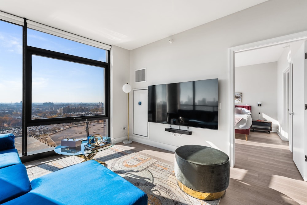 West Loop 3x 2BR Walk to Dining Gym Terrace
