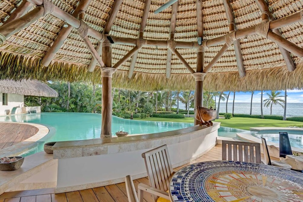 Dazzling Beachfront Villa With Swim-up Bar