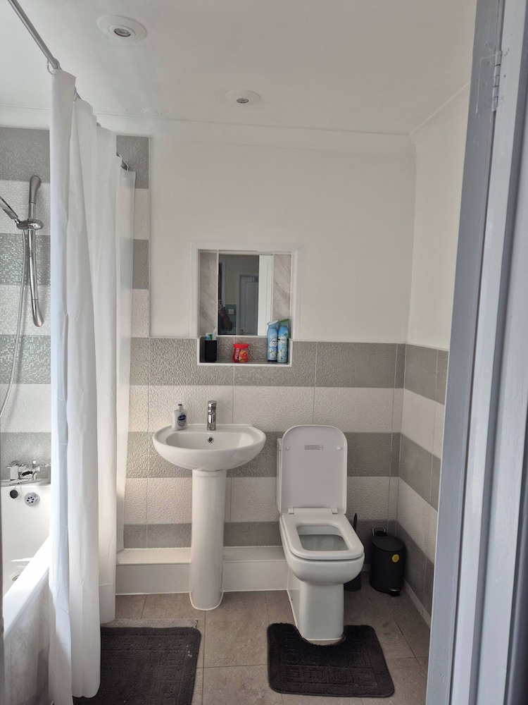 Spacious Large 4BR Home Train Station University