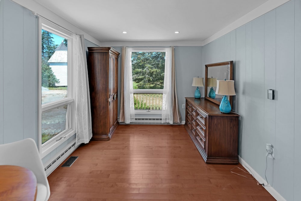 Waterfront Retreat With Stunning Views 3 Bedroom Home
