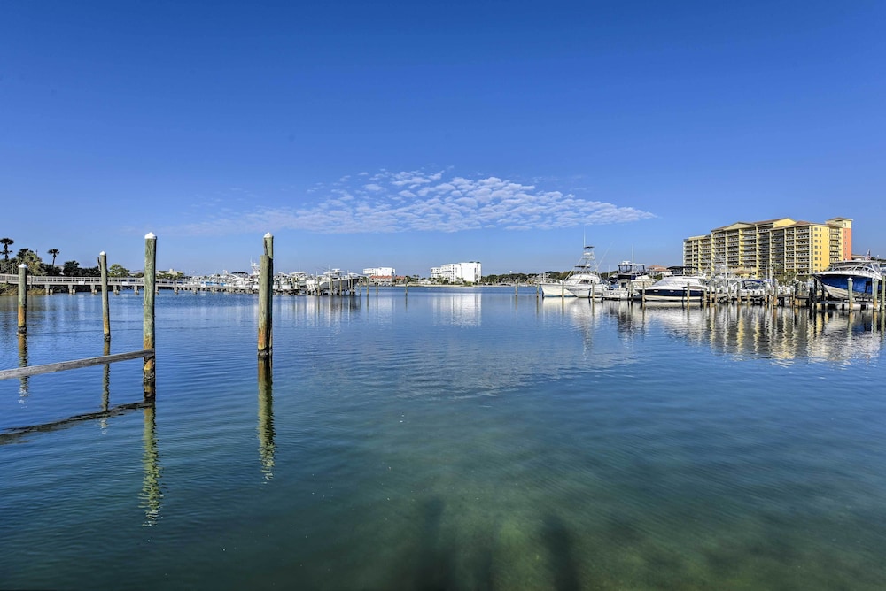Walk to Beach: Resort Retreat w/ Balcony in Destin