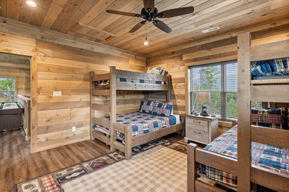 Hatcher Mountain Hideaway 2 Bedroom Cabin by RedAwning view 3