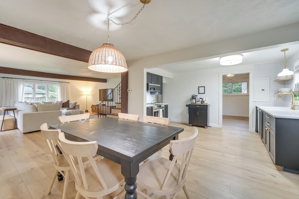 < 1 Mi to Lake Erie: Home w/ Hot Tub & Game Room!