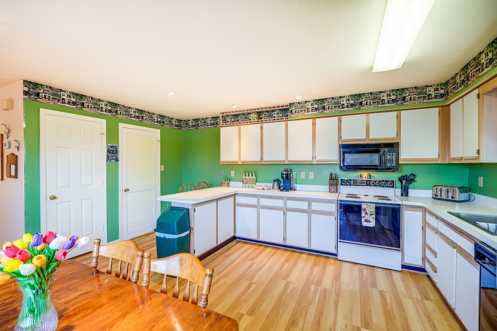 Kitty Hawk Vacation Rental: 1 Mi to Beaches!