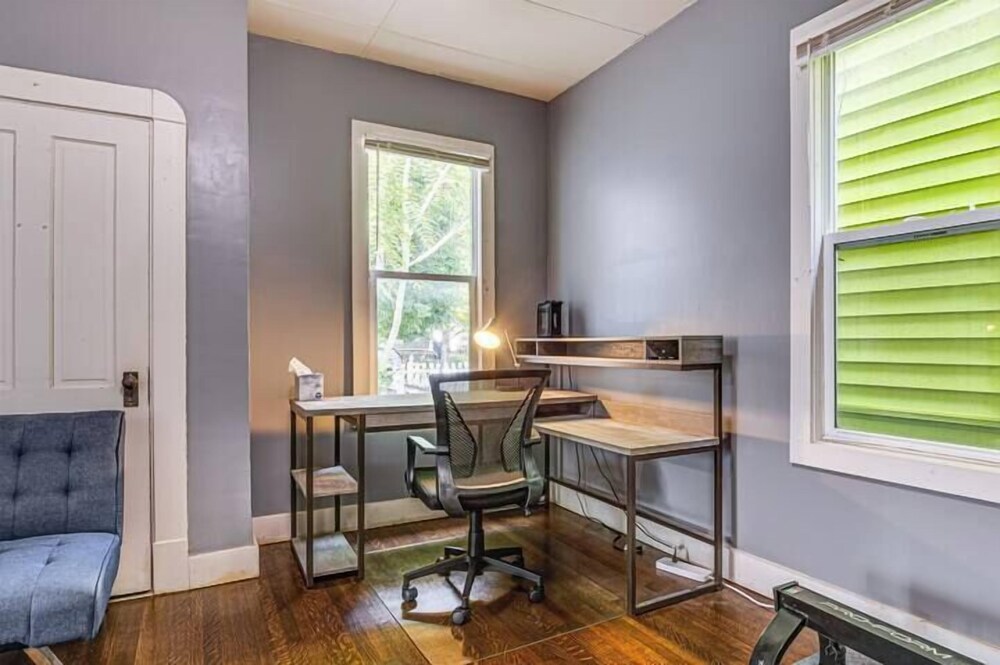 Charming 2 Bedroom with in Home Gym