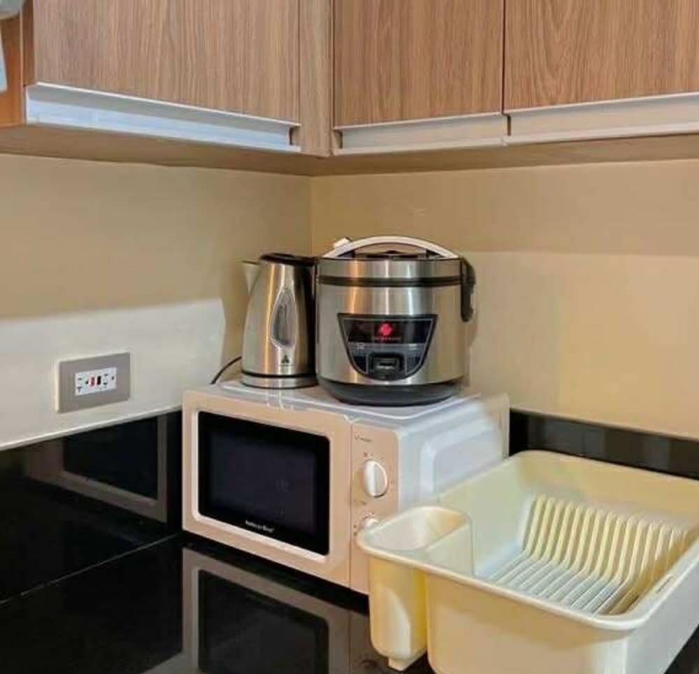 Cozy Pasay Condo with Pool Access