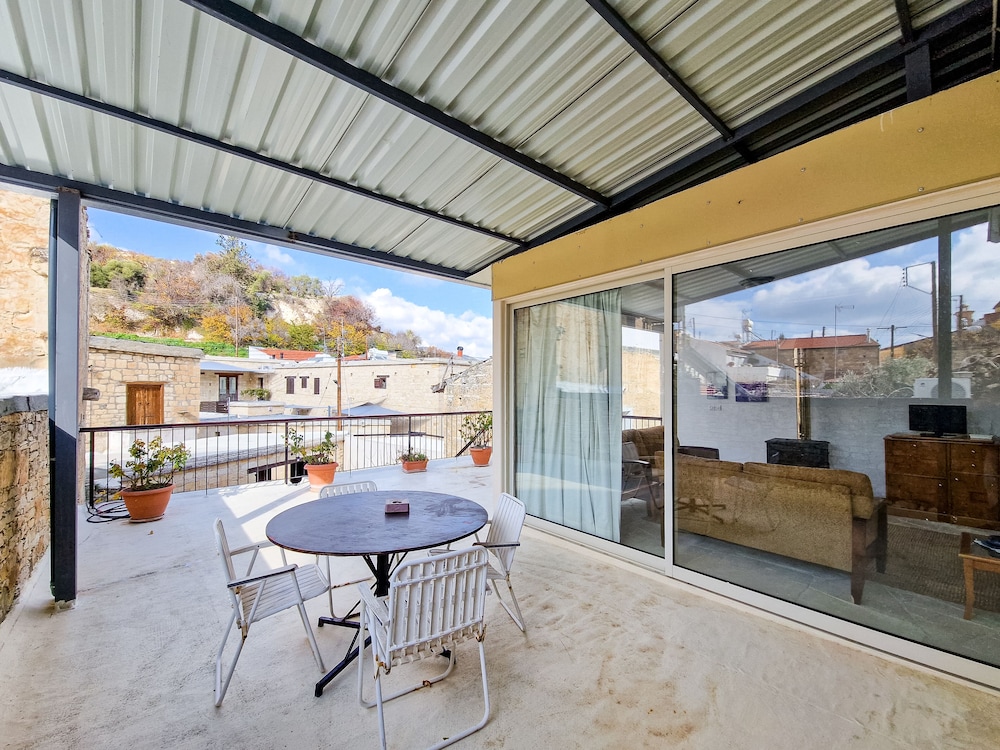 Sanders Village - Precious 1-bdr. Apt. w/ Terrace