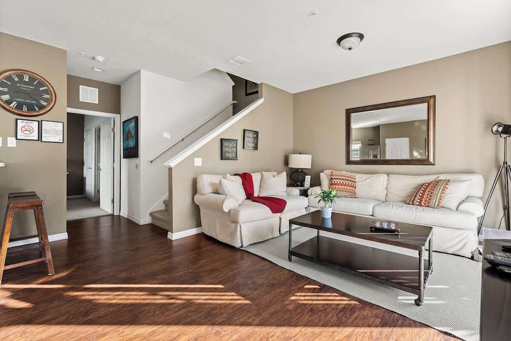 Welcoming 4 BR Sleeps 10 Guests