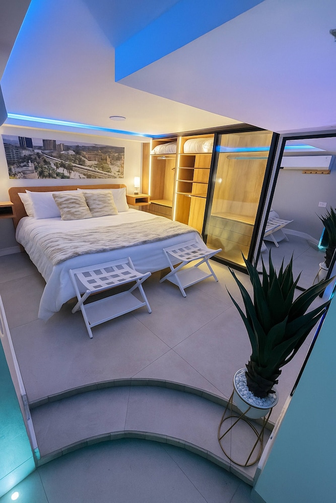 Stylish 1BR Getaway, Jacuzzi, Fireplace, Gym and AC