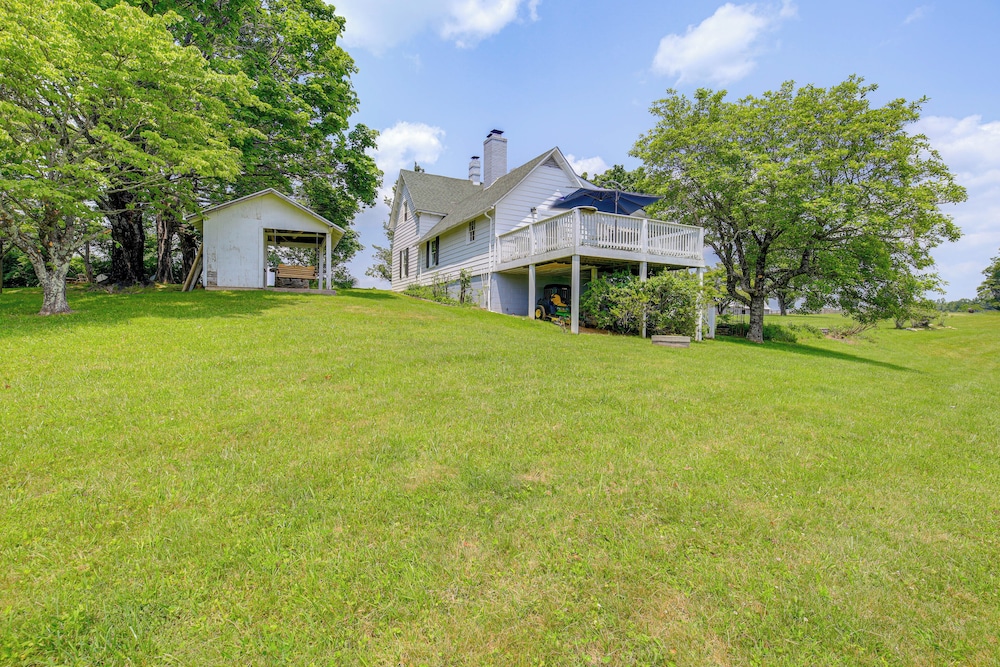 Near Blue Ridge Parkway: Galax Home w/ Mtn Views!