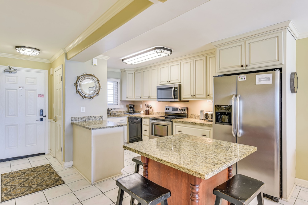 Beach & Pool Access: Regency Towers Condo in Pcb!