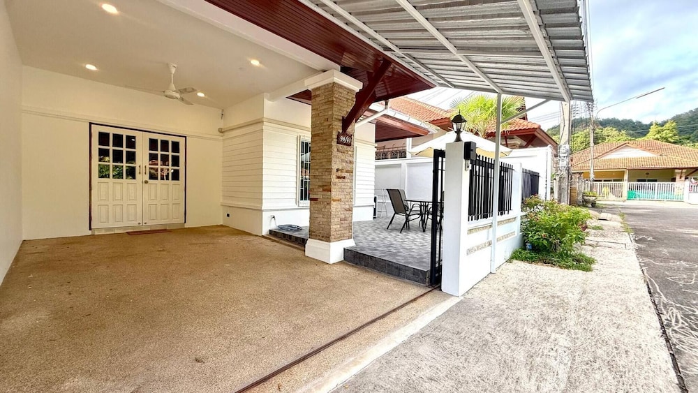 Valley 41 - 2 bdr Private Villa Near Phuket Town