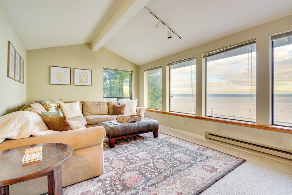 1/4 Mi to Beach: Family Home w/ Spacious Deck!