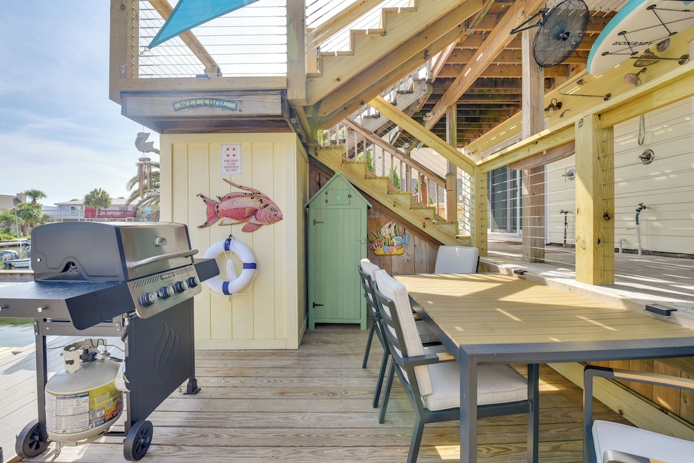 Boat, Fish & Walk to Beach: Waterfront Destin Gem!
