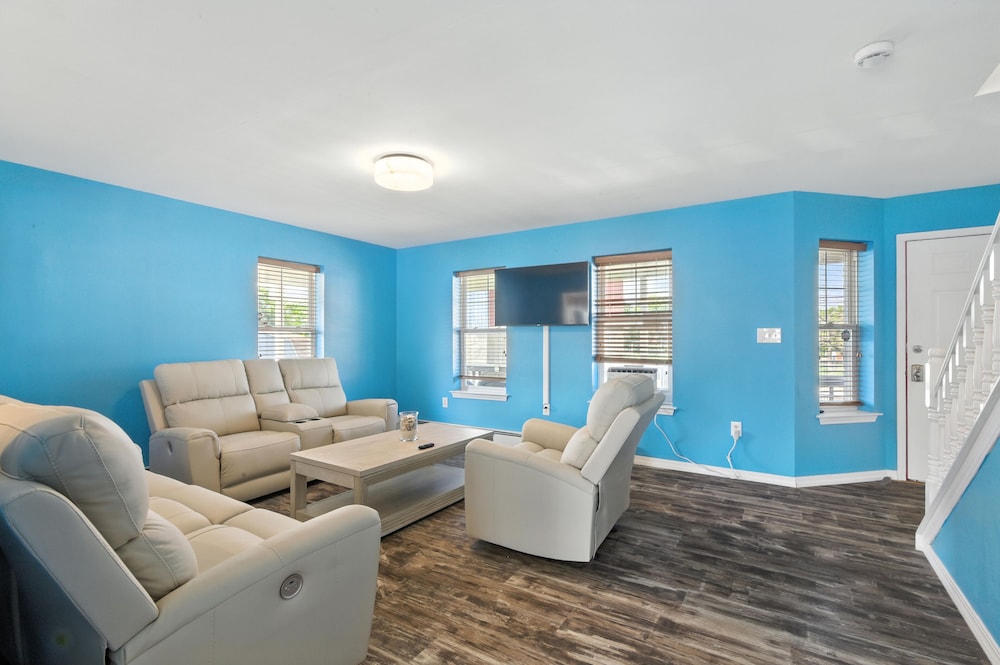 Stylish 3br Retreat Walk To Beach & Boardwalk 3 Bedroom Home