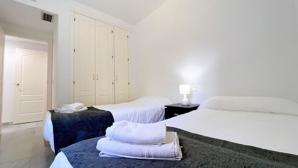 Spacious Poolside 3 Bedroom F-5