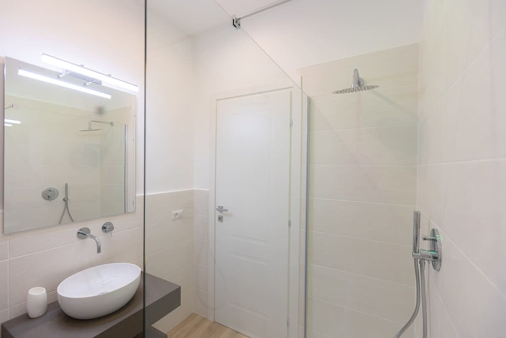 Colosseum Holidays - Three-bedroom Apartment