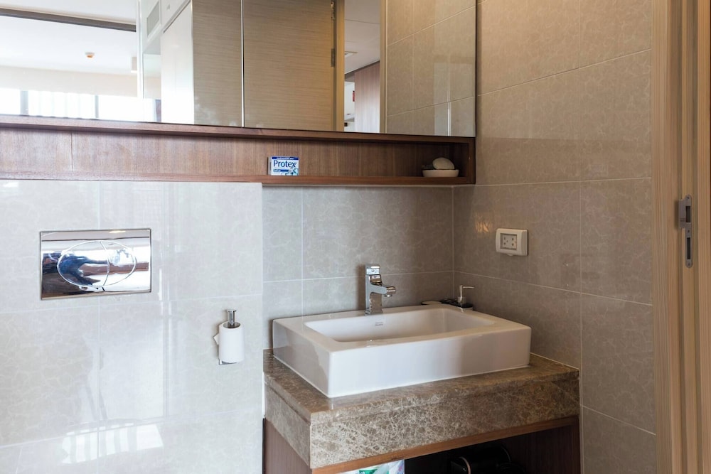 S39- 1 Bedroom Downtown Apt With Balcony and Pool
