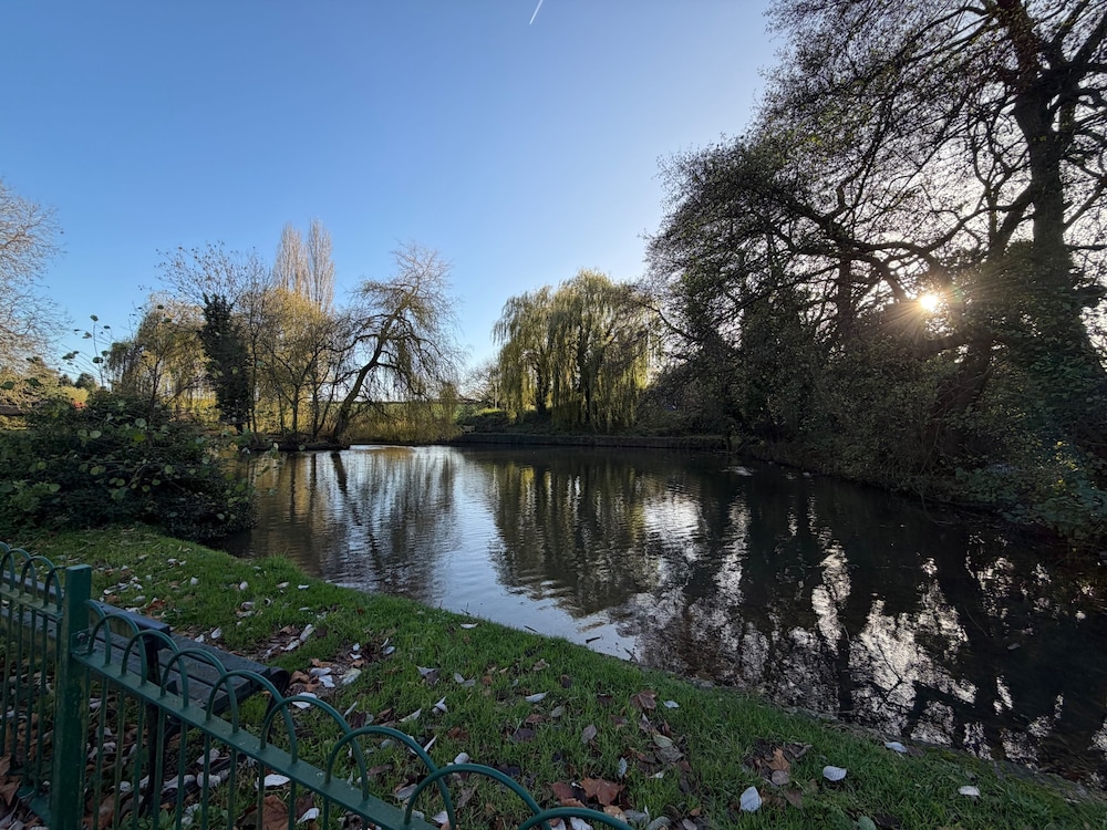 Meriden Apartment Retreat - Sleeps 7 - Near Nec