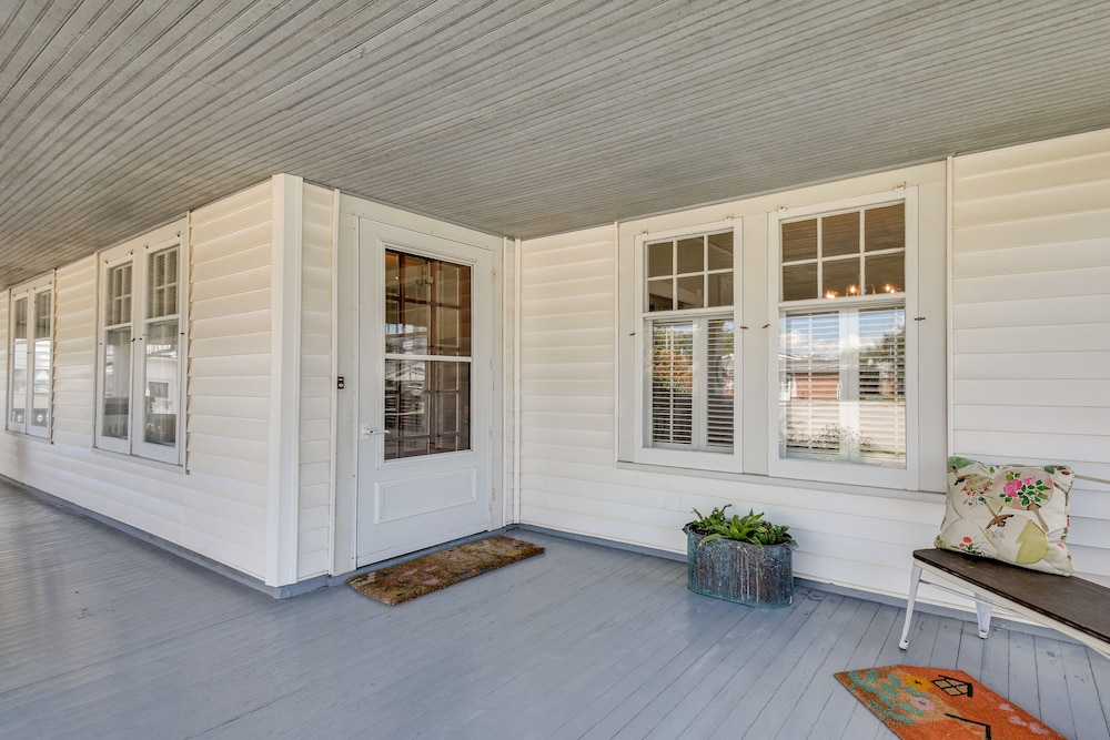 Rural Biggsville Vacation Rental w/ Porch - Property Image 9