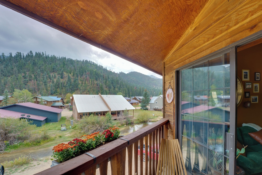 Red River Home w/ Ski Slope, Mtn & River Views!