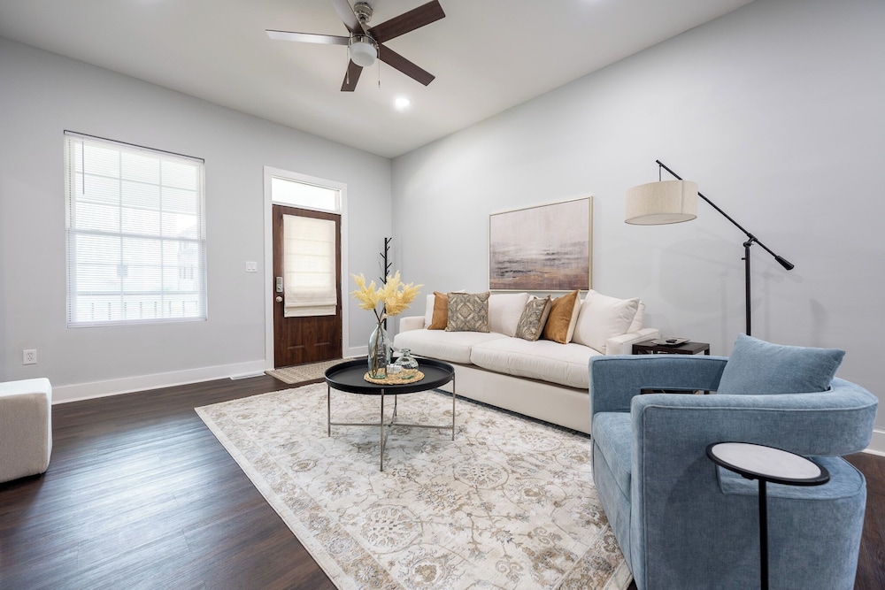 Spacious 5-Bedroom Blue Bungalow
